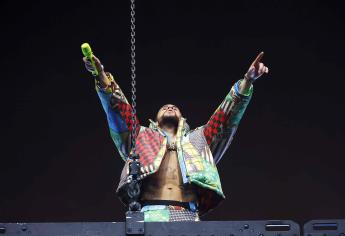 Peso Pluma y Bad Bunny se conocen y abrazan en Coachella