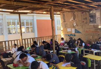 En techo de lámina y paredes de cartón reciben clases en secundaria de Mazatlán