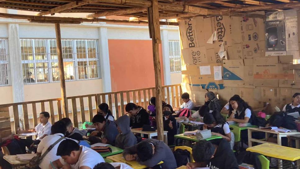 En techo de lámina y paredes de cartón reciben clases en secundaria de Mazatlán