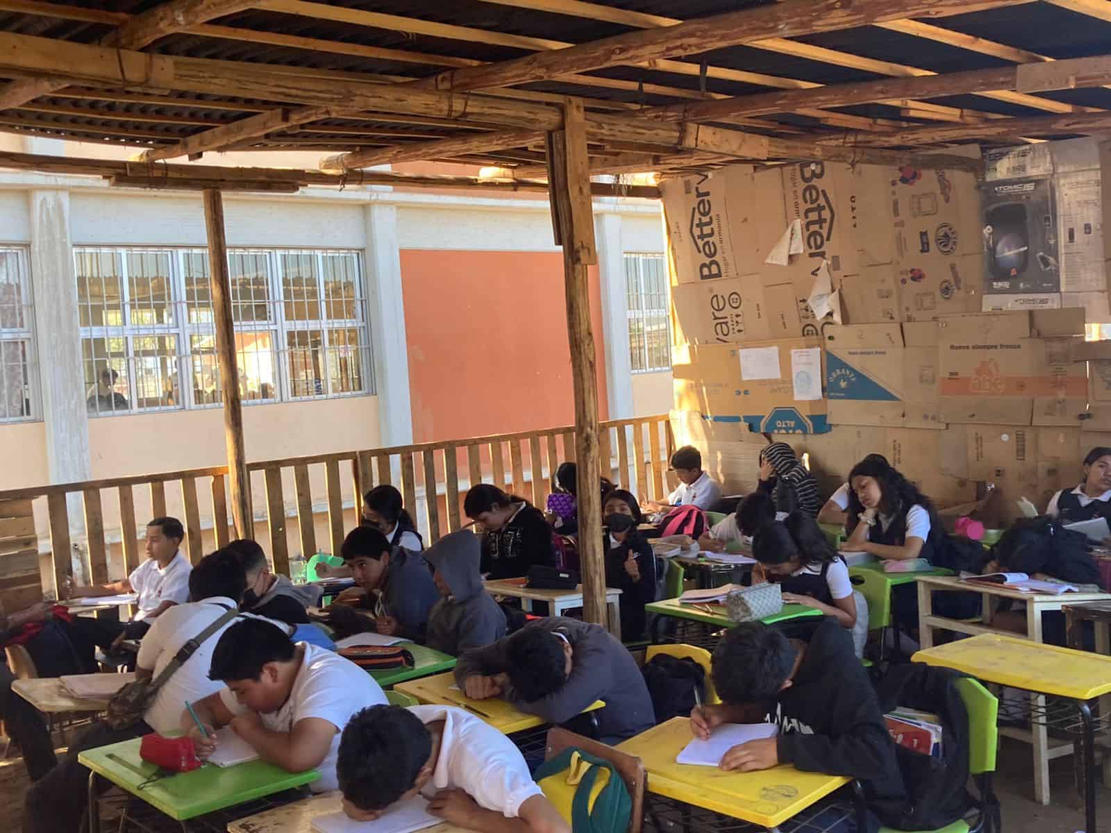 En techo de lámina y paredes de cartón reciben clases en secundaria de Mazatlán . | FOTO: Tahiry Zambrano.