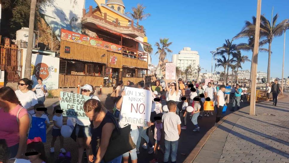 «Los niños y las niñas no se tocan»; marchan en Mazatlán por los derechos menores de edad