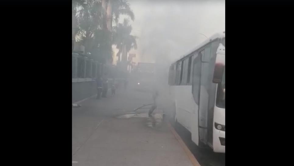 Se incendia camión de transporte de personal en Los Mochis