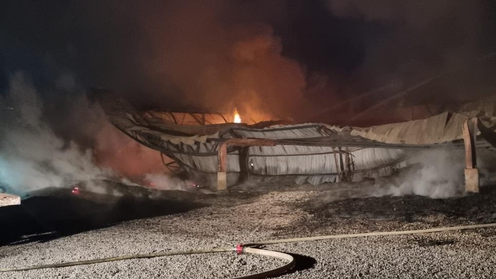 Se incendia un negocio de tarimas en Villa Bonita, Culiacán