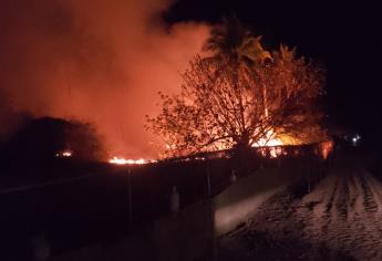 Incendio arrasa terrenos de Playa Espíritu en Escuinapa