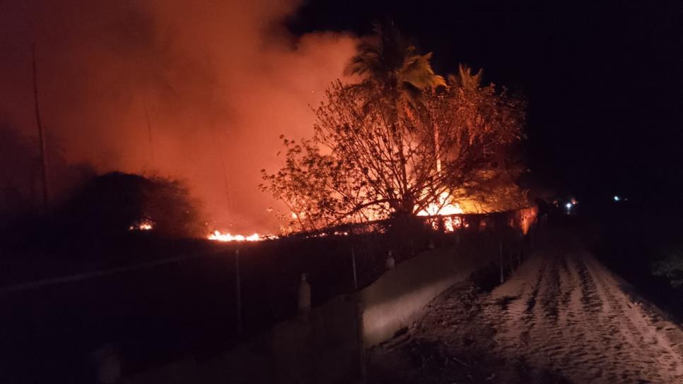 Incendio arrasa terrenos de Playa Espíritu en Escuinapa