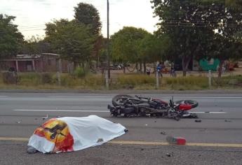Muere joven embestido en su moto frente al ejido Emigdio Ruiz
