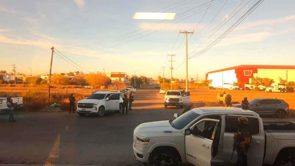 Convoy de presuntos sicarios es videograbado afuera de una tienda departamental en Los Mochis