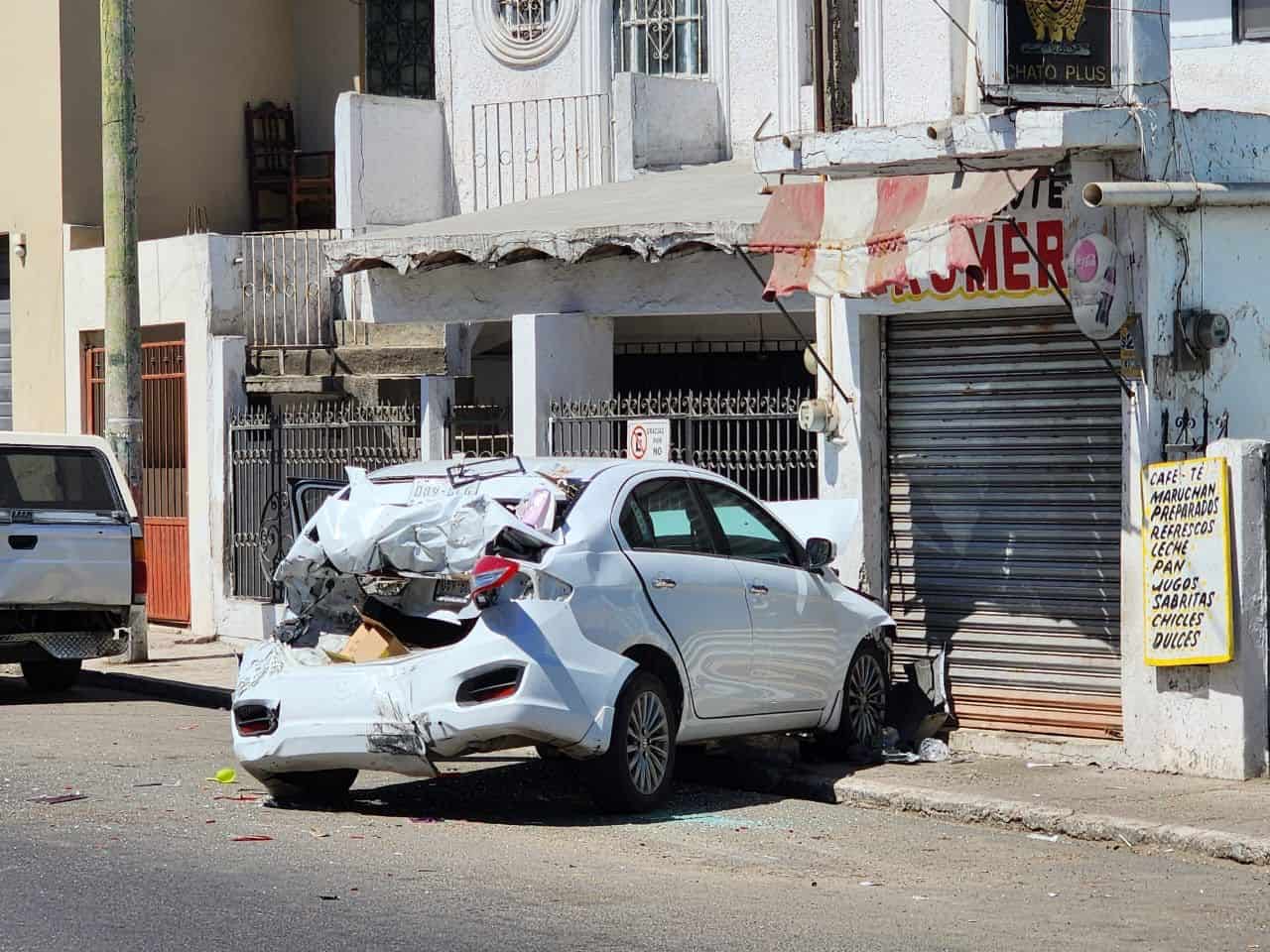 Uno de los autos involucrados fue pérdida total. FOTO: Luz Noticias
