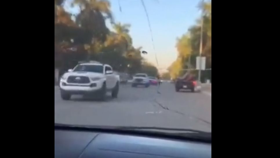 Camionetas artilladas con sujetos armados se pasean en el malecón de Sinaloa de Leyva