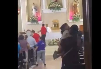 Sacerdote saca a empujones a sujeto que insultó a asistentes de parroquia en Eldorado