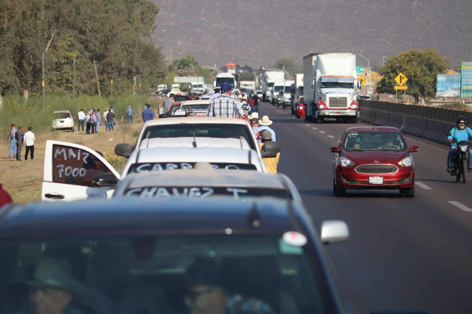 Esta mañana los productores se manifestaron en la carretera Internacional México 15. FOTO: Martín Ruiz.