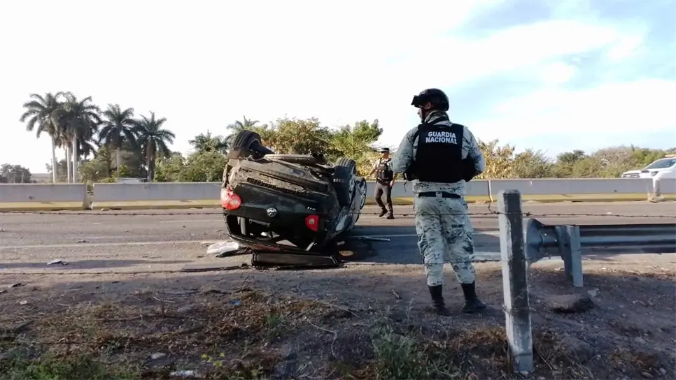 Chocan camión de jornaleros y un vehículo por La Costera