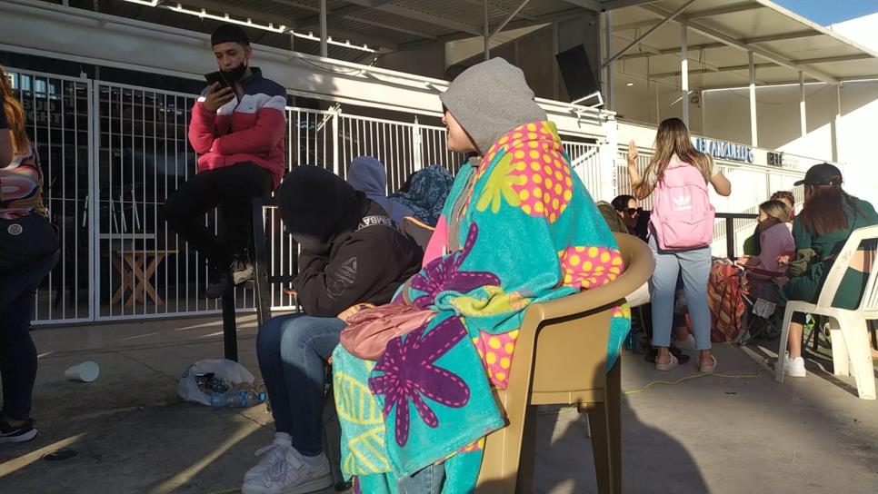Fans de Alfredo Olivas duermen en la fila para comprar boletos en Los Mochis