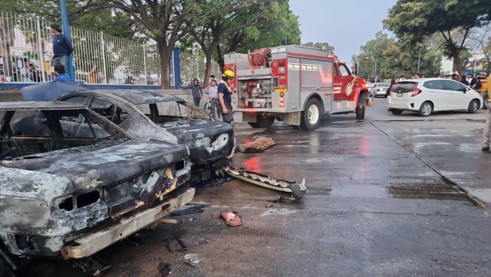 Se incendian 2 vehículos en el estacionamiento de la UAS en Culiacán