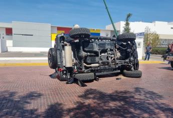 Rubicon golpea una lámpara y termina volcado en Bosques del Roble