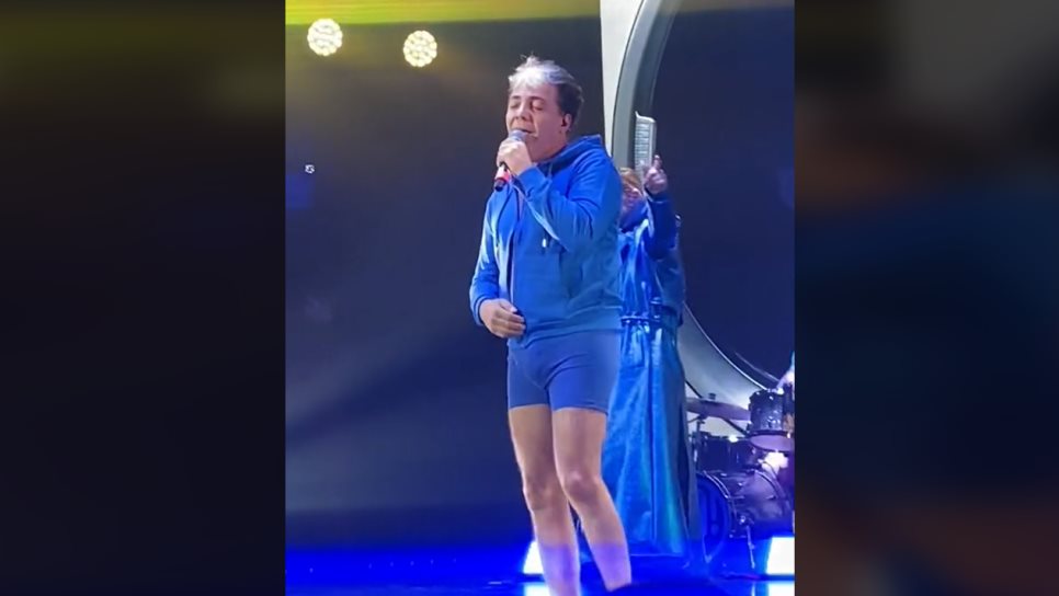 Cristian Castro se quita la ropa en pleno concierto, en Argentina | VIDEO