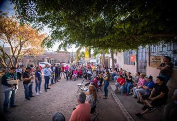Alcalde de Culiacán se compromete a pavimentar 8 calles en la colonia Huizaches