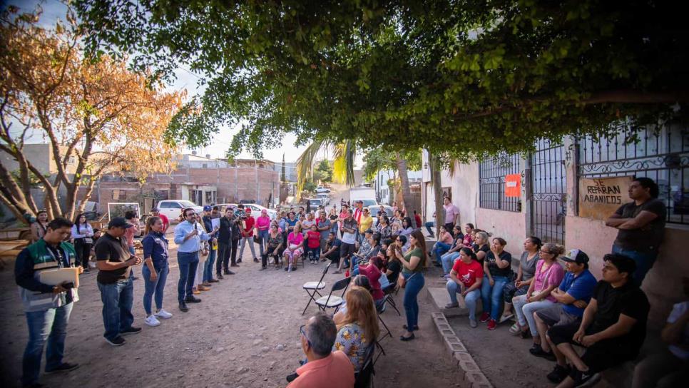 Alcalde de Culiacán se compromete a pavimentar 8 calles en la colonia Huizaches