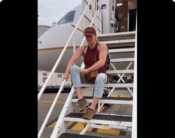 Atleta paralímpica se baja arrastrándose de avión en Veracruz ante falta de rampa | VIDEO