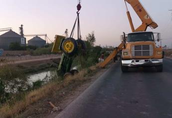 Tractorista cae en la unidad agrícola al canal Lateral 18, en Ahome