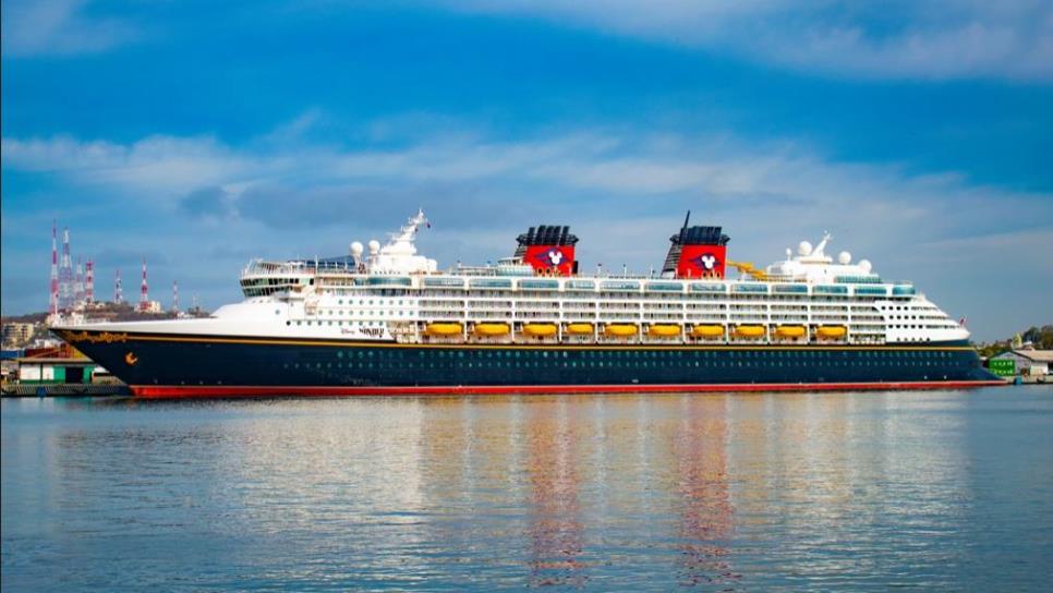Llega crucero de Disney a Mazatlán junto a miles de personas