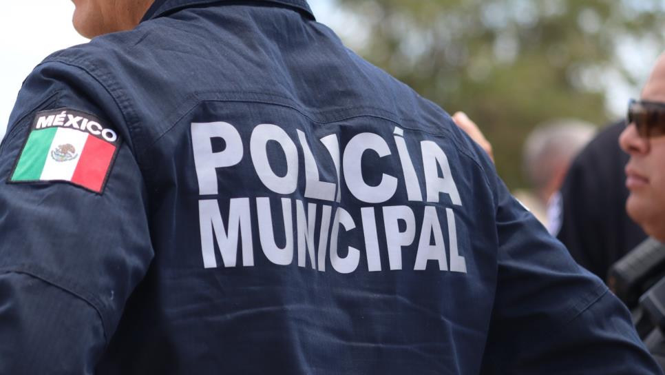 Investigan a 7 policías por sacar a patadas a 2 jóvenes de casa en Los Mochis