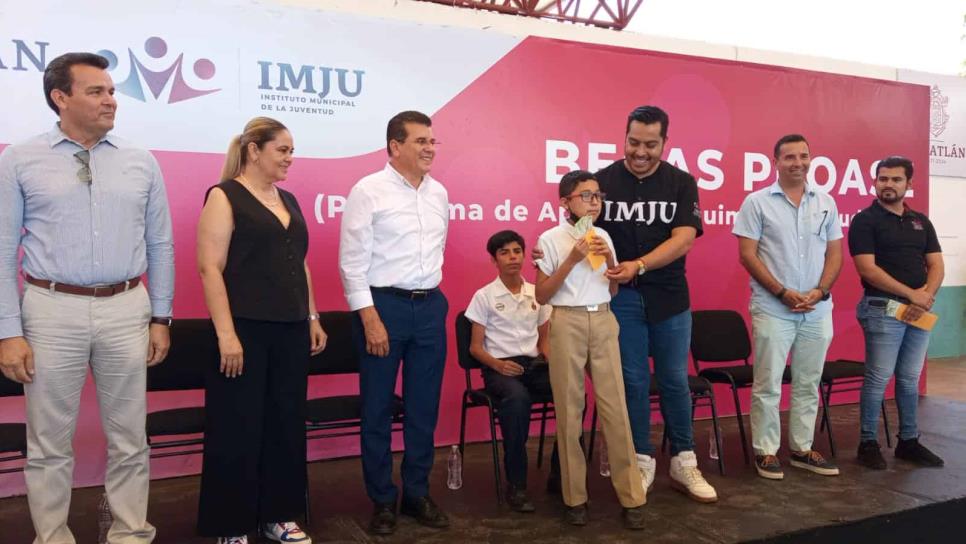 Ayuntamiento de Mazatlán entrega más de 2 mdp en becas a jóvenes