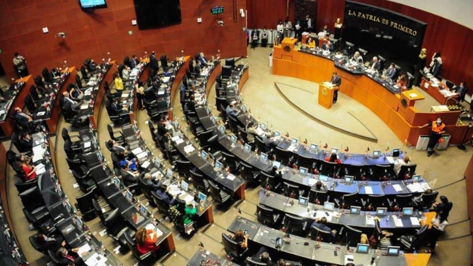 AMLO pide a los senadores de Morena que ya desaparezcan al INAI