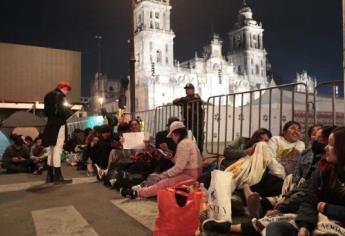 Concierto de Rosalía: fans duermen y abarrotan el Zócalo de la CDMX