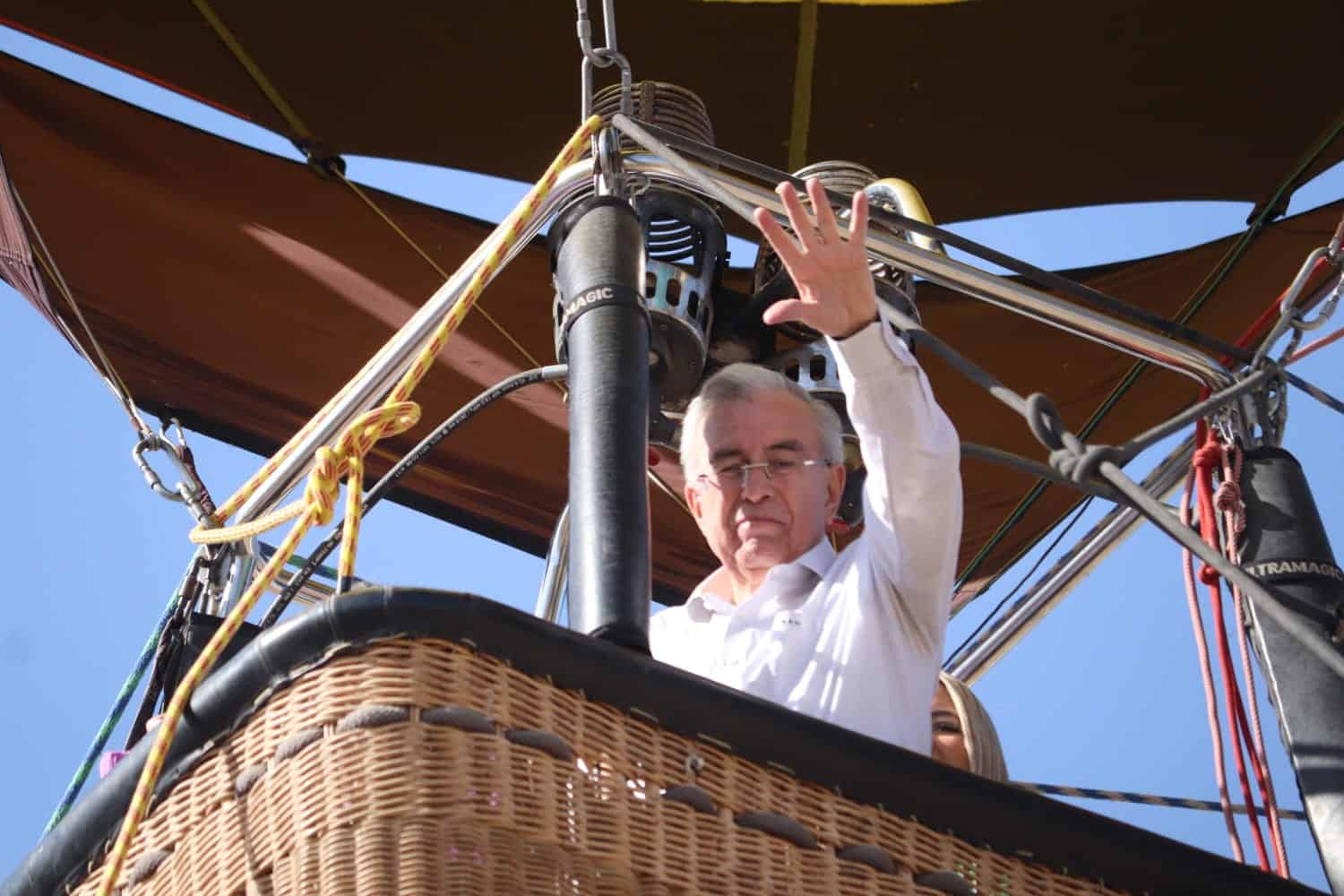 Rocha Moya se sube a un globo aerostático, por primera vez. | FOTO: Luz Noticias.