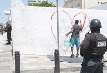Lo detienen grafiteando en pleno malecón y lo ponen a pintar en Mazatlán