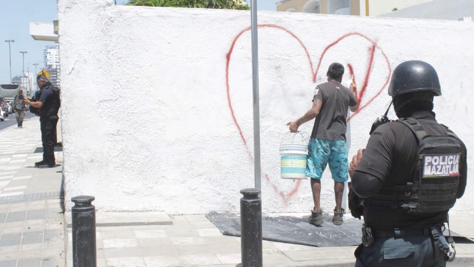 Lo detienen grafiteando en pleno malecón y lo ponen a pintar en Mazatlán