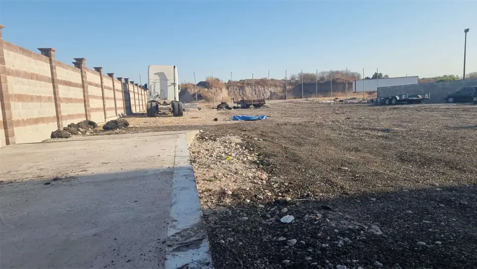 A espaldas de un taller matan a un hombre en  La Costerita, Culiacán. | FOTO: Luis Ramírez.