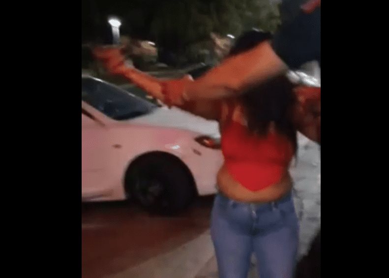Bailarinas del «Toro Loco» se desgreñan afuera del table dance en Los Mochis | VIDEO
