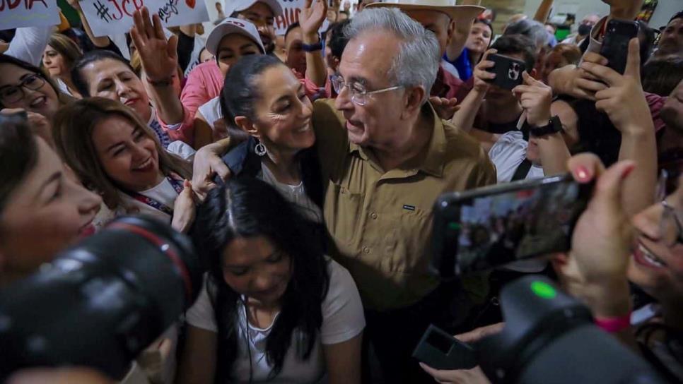 Rocha Moya recibe a Claudia Sheinbaum en el aeropuerto de Mazatlán