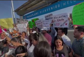 Reciben cientos de seguidores a Claudia Sheinbaum en el Aeropuerto Internacional de Mazatlán