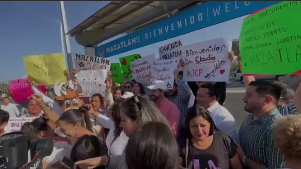 Reciben cientos de seguidores a Claudia Sheinbaum en el Aeropuerto Internacional de Mazatlán
