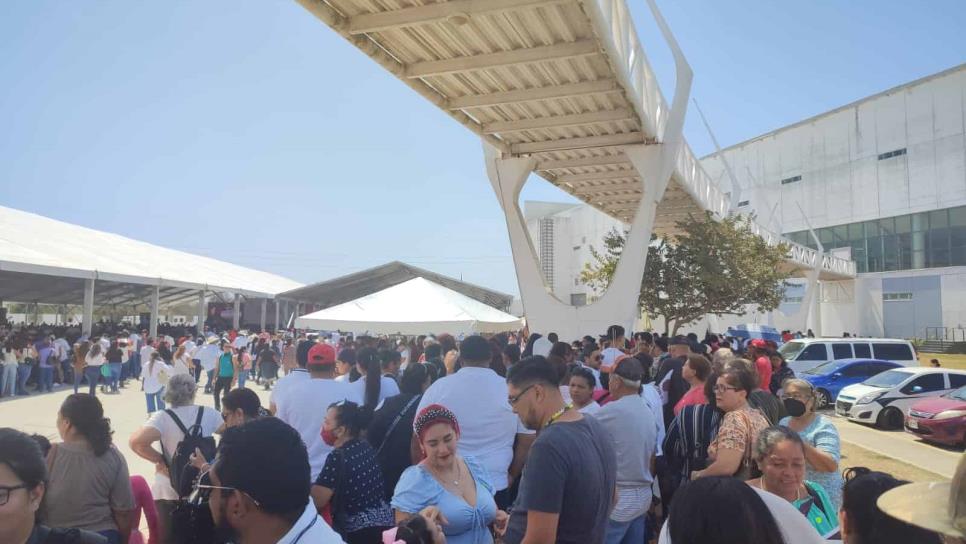 Cientos de personas esperan a Claudia Sheinbaum en el Centro de Convenciones de Mazatlán