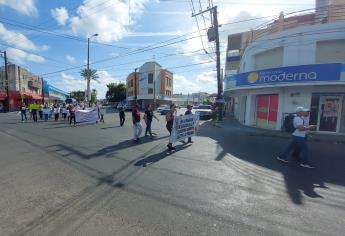 En Día del Trabajo, extrabajadores de la UAS marchan contra Cúen y el PAS en Mazatlán