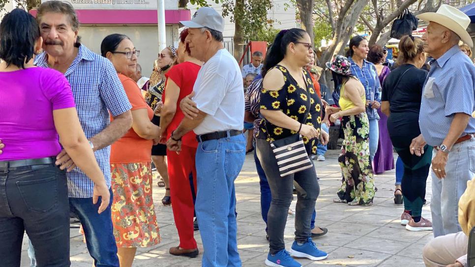 Cumbias, banda y rock and roll; adultos mayores disfrutan del baile en Catedral