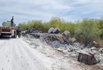 Le truena un neumático y vuelca un tractocamión cargado de pegazulejos en Ahome