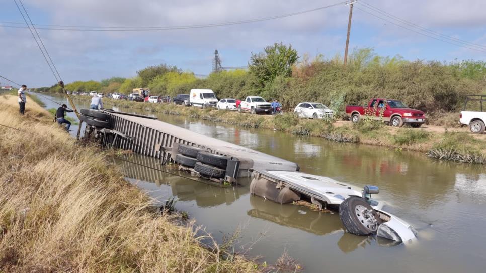 Chocan tráileres en el Libramiento Oriente y uno cae al canal | Luz