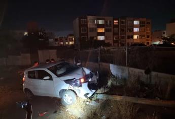 Conductora derriba un poste de energía eléctrica tras chocar en Culiacán
