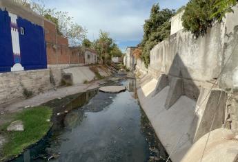 Aguas negras y mal olor soportan vecinos de la Miguel Hidalgo en Culiacán