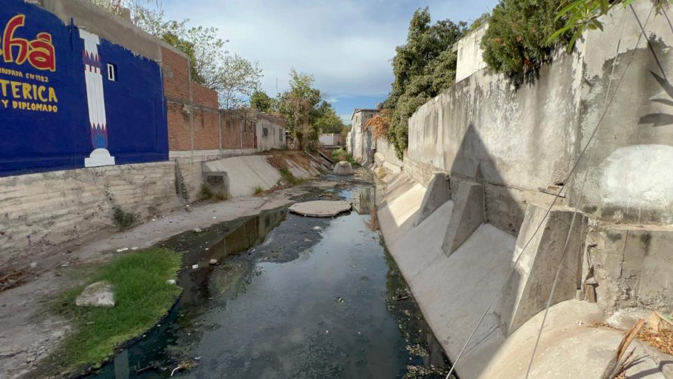 Aguas negras y mal olor soportan vecinos de la Miguel Hidalgo en Culiacán