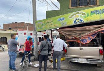 Iba pasado de copas al volante y termina estrellándose contra un negocio en Villa Unión, Mazatlán 