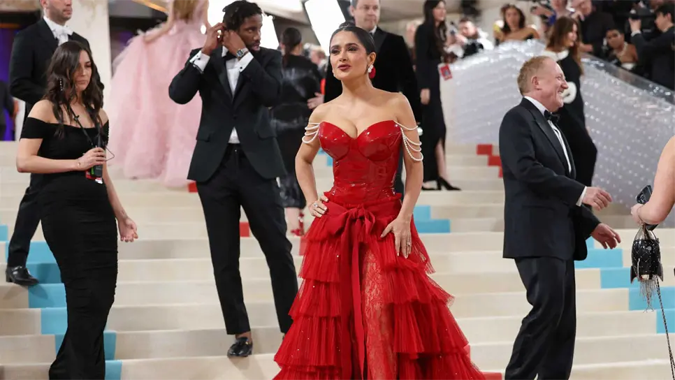 Salma Hayek en la alfombra roja de la MET Gala 2023. FOTO: Internet