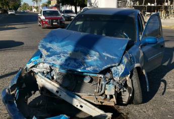 Joven estudiante queda lesionada tras pasarse alto y chocar en Los Mochis