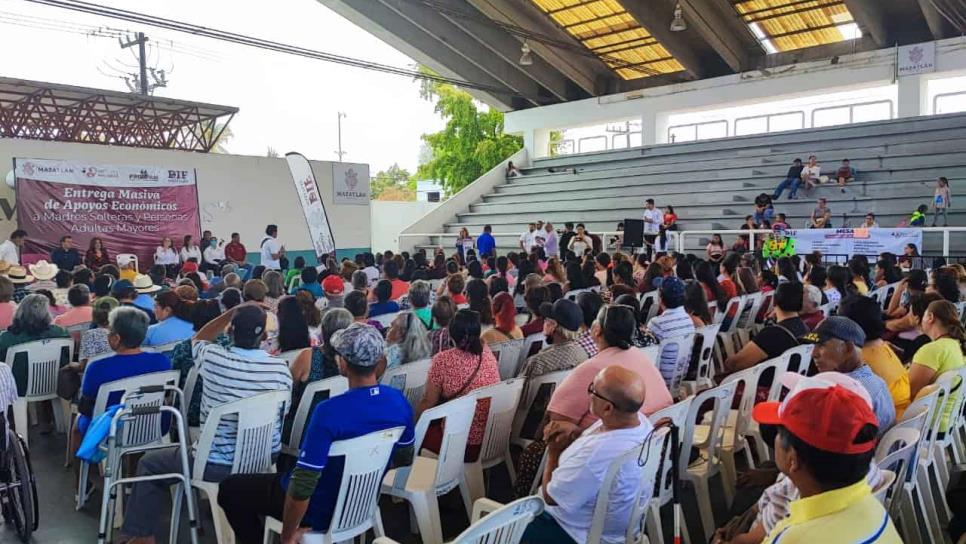 Gobierno de Mazatlán entrega $650 mil de apoyo a adultos mayores y madres solteras