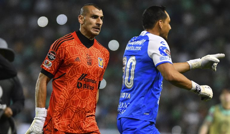 ¿Mal perdedor? Nahuel Guzmán fue a encarar a Cota tras la eliminación de Tigres